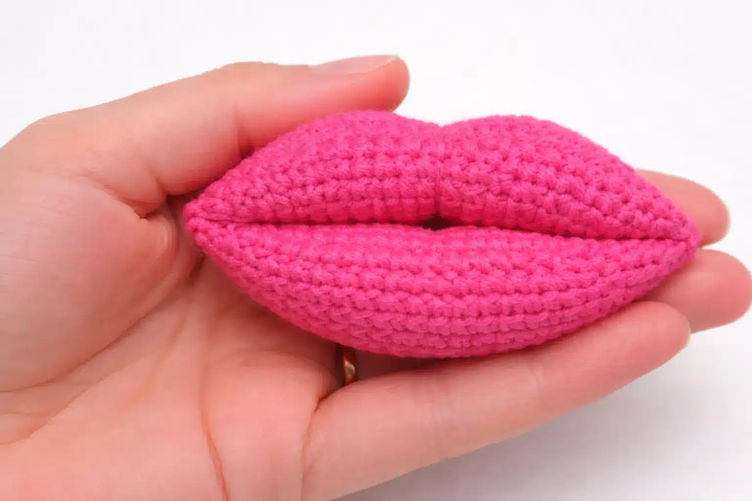 crochet lips pattern for valentine s day puffy 3d prop featured